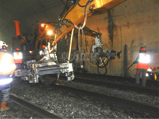 挖改锚杆钻車(chē)施工于法國(guó)铁路隧道（意大利）